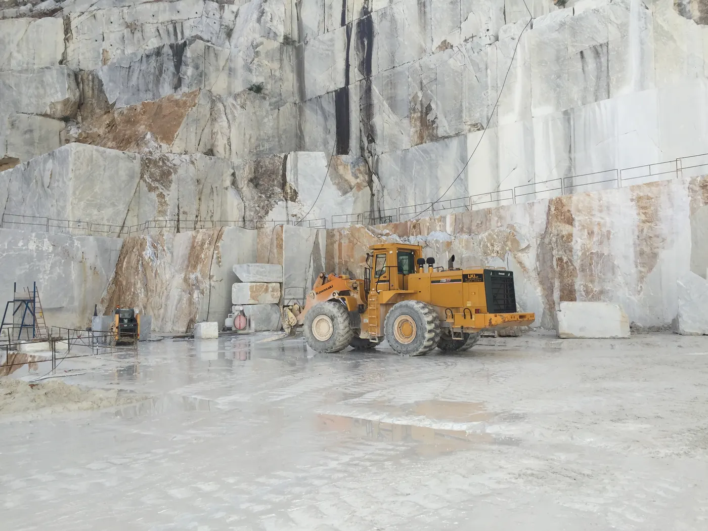 Bianco Gioia мрамор, вид карьера – Marmi di Carrara – светло-серый, слоновая кость (27)