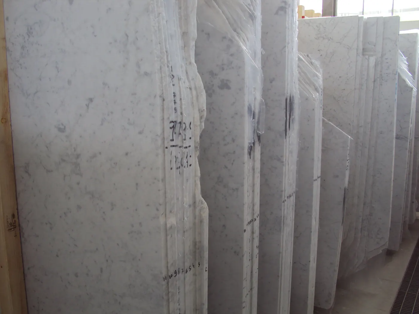 Bianco Gioia Marmor, Plattenoberfläche – Marmi di Carrara – grau, violett (39)