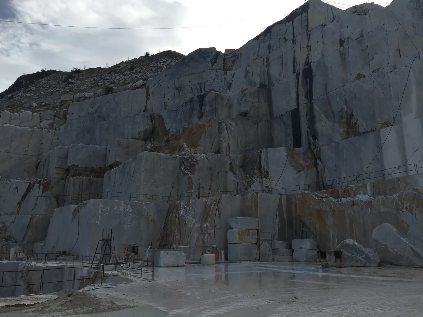 Bianco Gioia mármol, vista de cantera – Marmi di Carrara – antracita, negro (6)