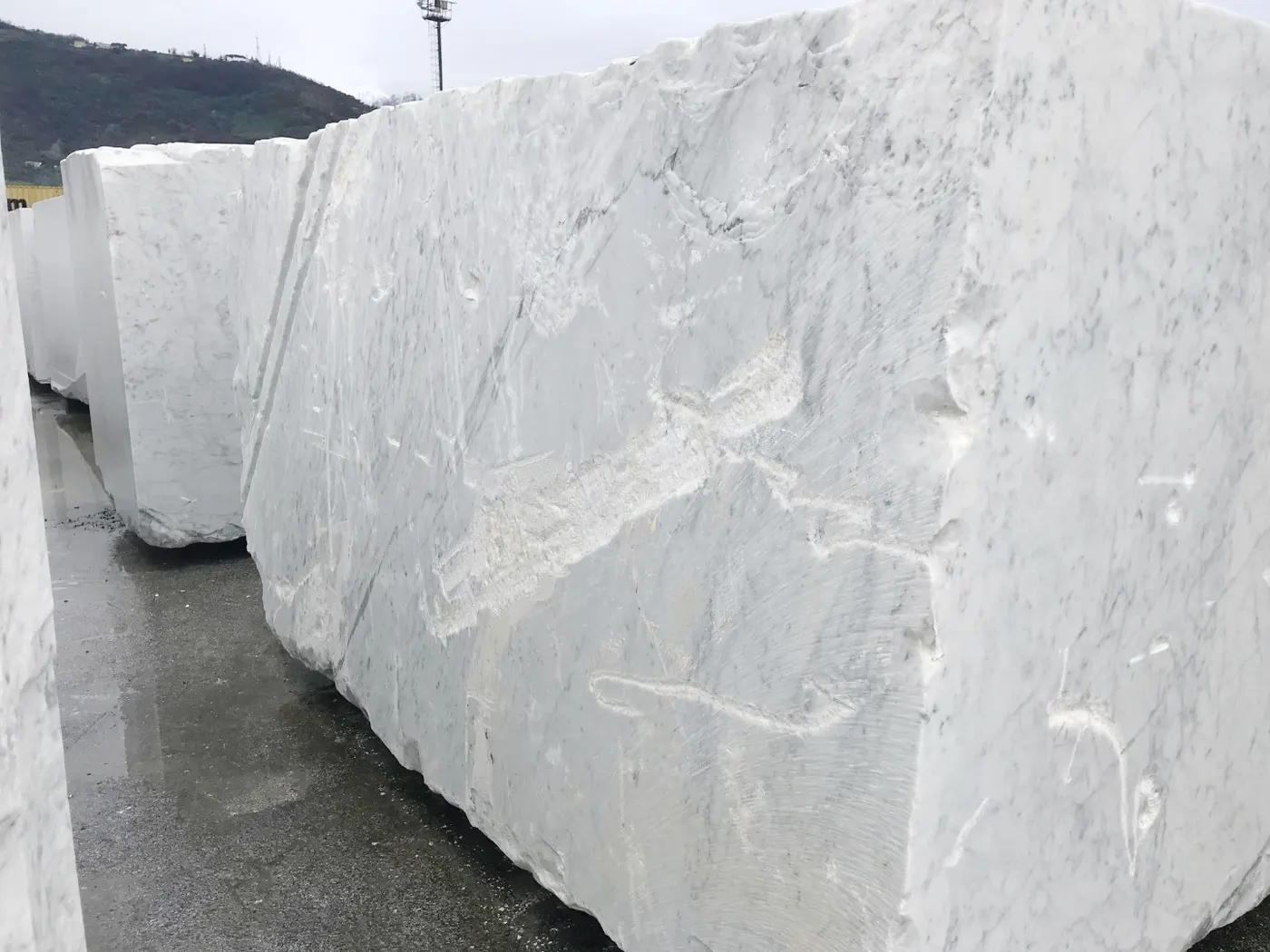 Bianco Gioia marble slab surface – Marmi di Carrara – light grey, ivory (78)