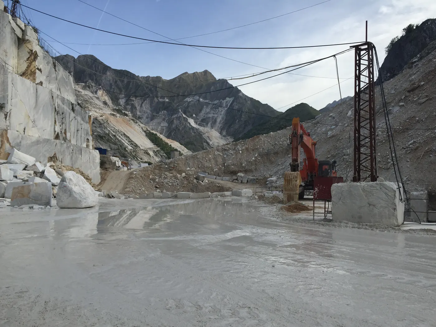 Bianco Gioia mármol, vista de cantera – Marmi di Carrara – gris, antracita (9)