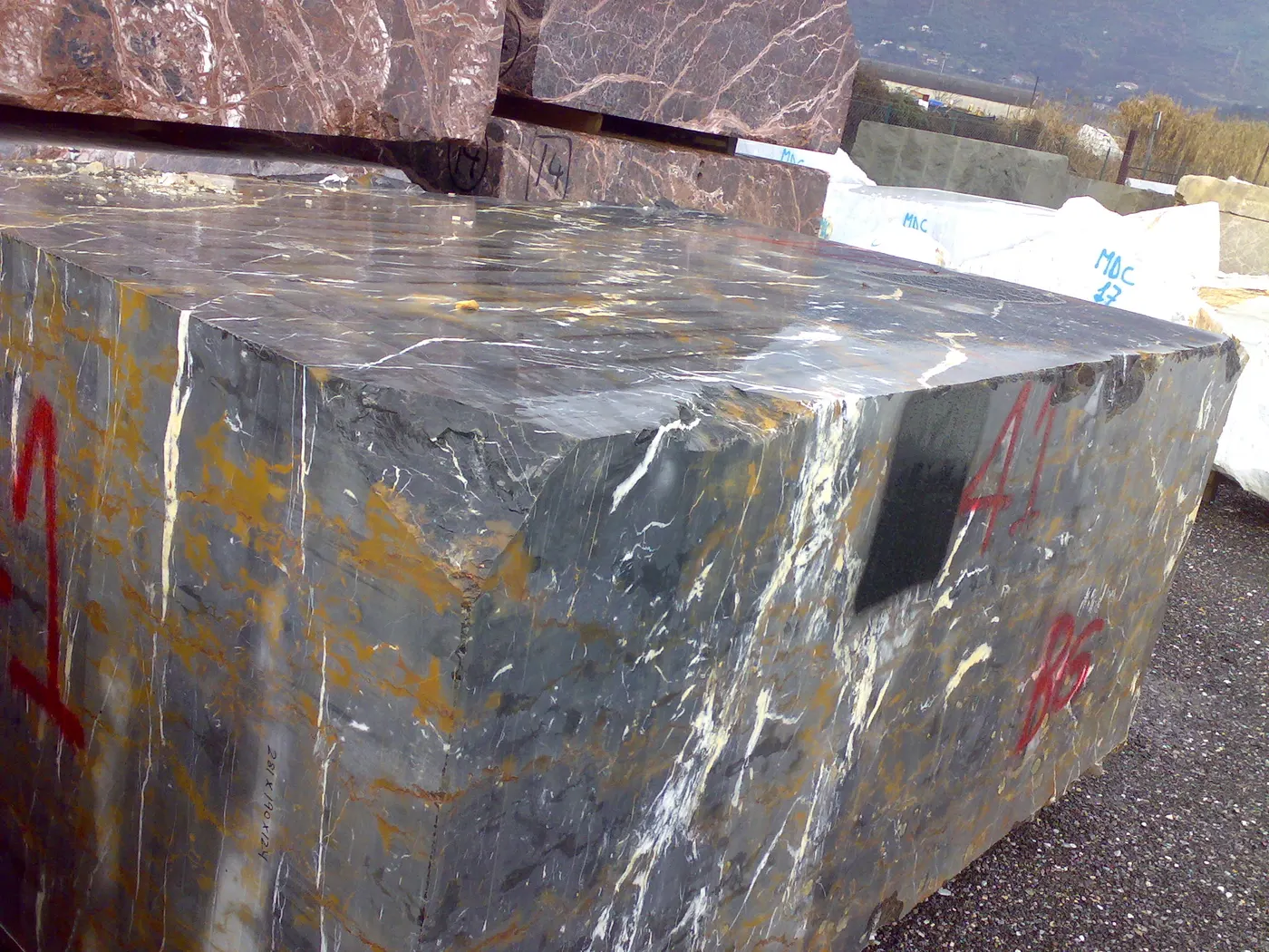 Black And Gold marmo, blocco di cava – Marmi di Carrara – grigio, viola (2)