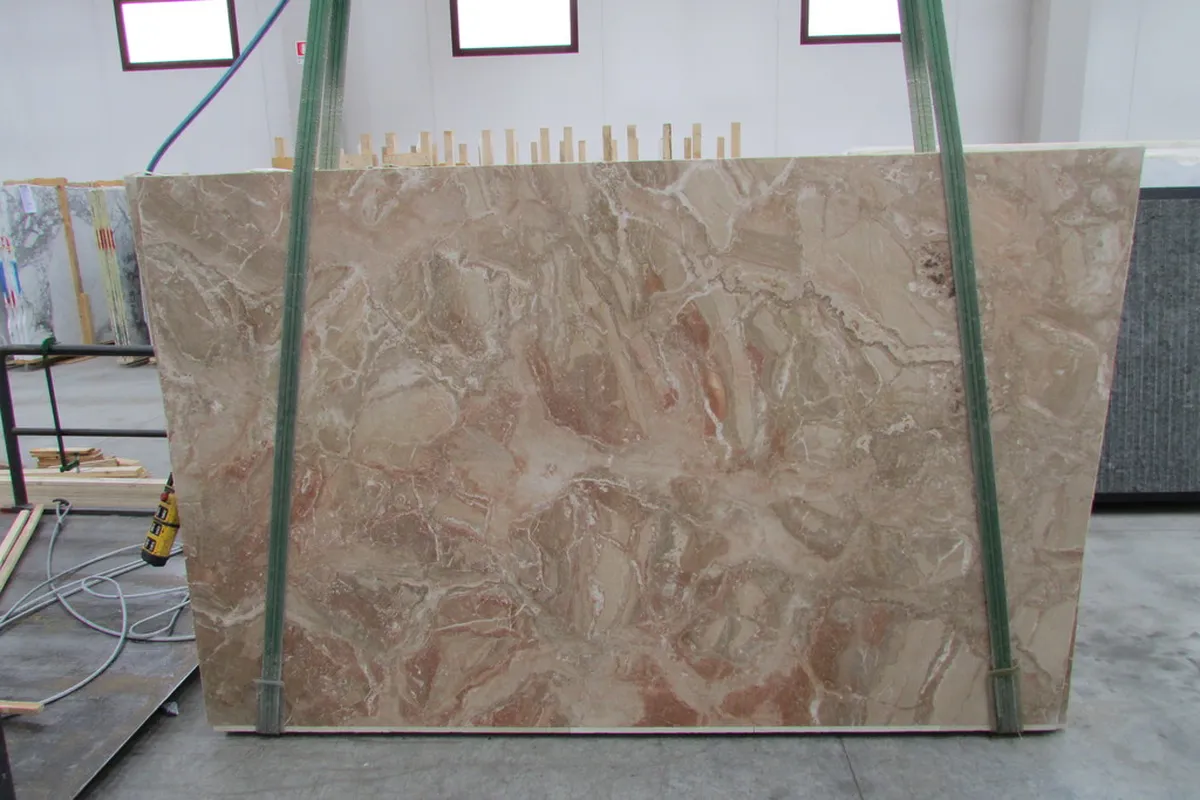Breccia Damascata caliza, muestra pulida – Marmi di Carrara – gris, gris claro (1)