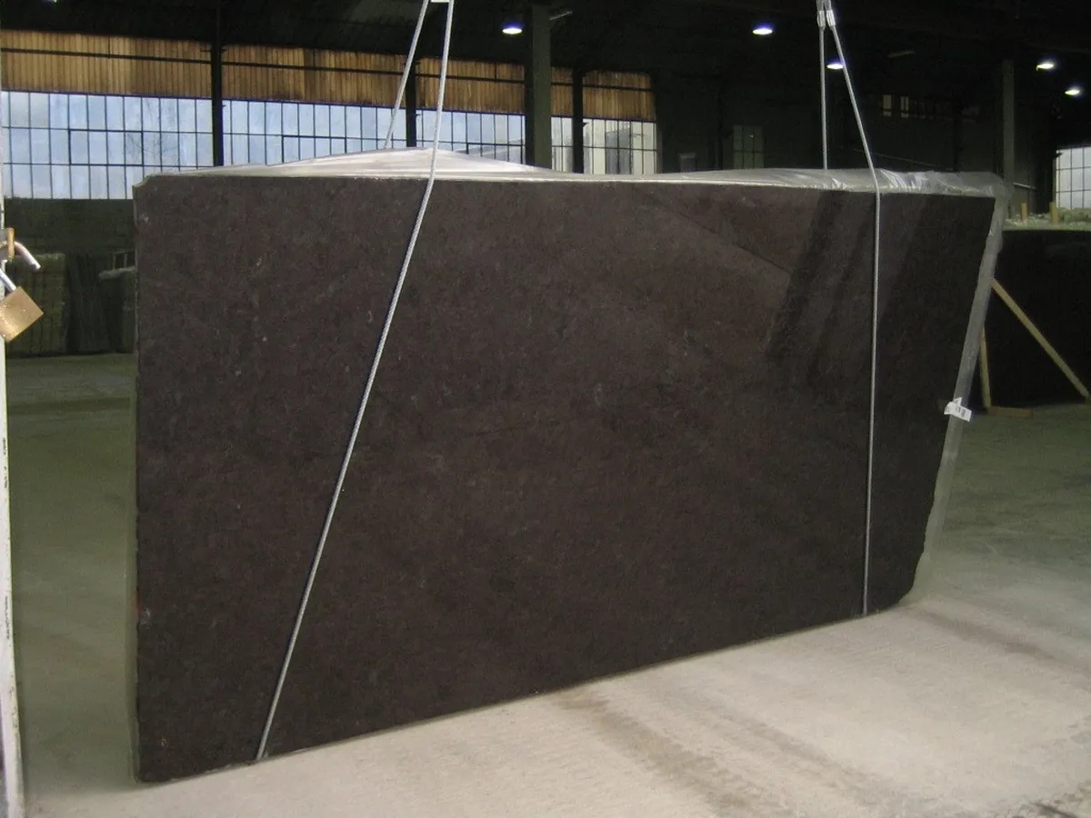 Brown Antique mármol, superficie de losa – Marmi di Carrara – negro, antracita (2)