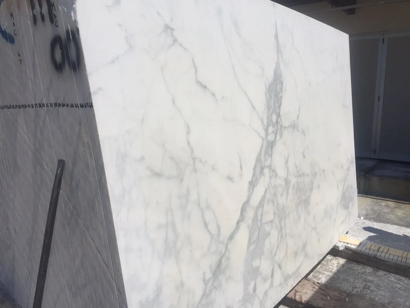 Calacatta Marmor, Plattenoberfläche – Marmi di Carrara – elfenbein, anthrazit (26)