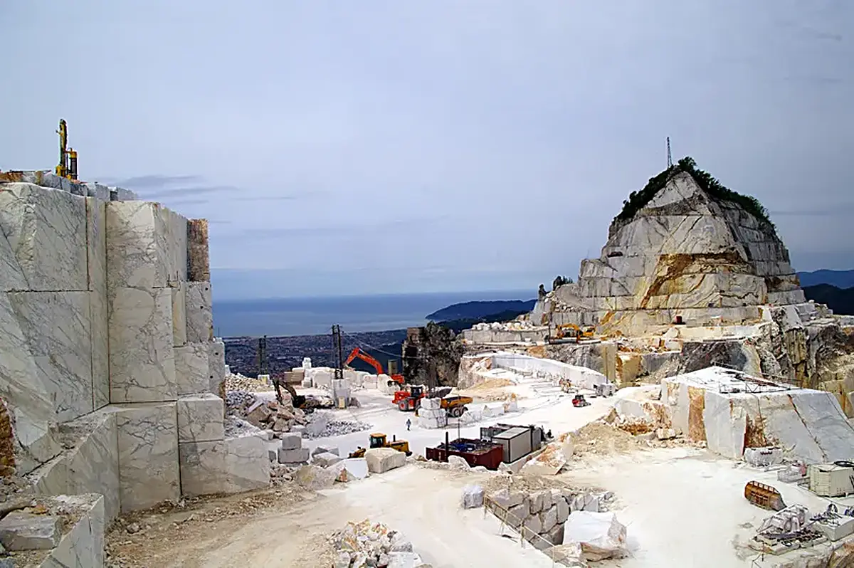 Calacatta Marmor, Steinbruchansicht – Marmi di Carrara – hellgrau, grau (63)