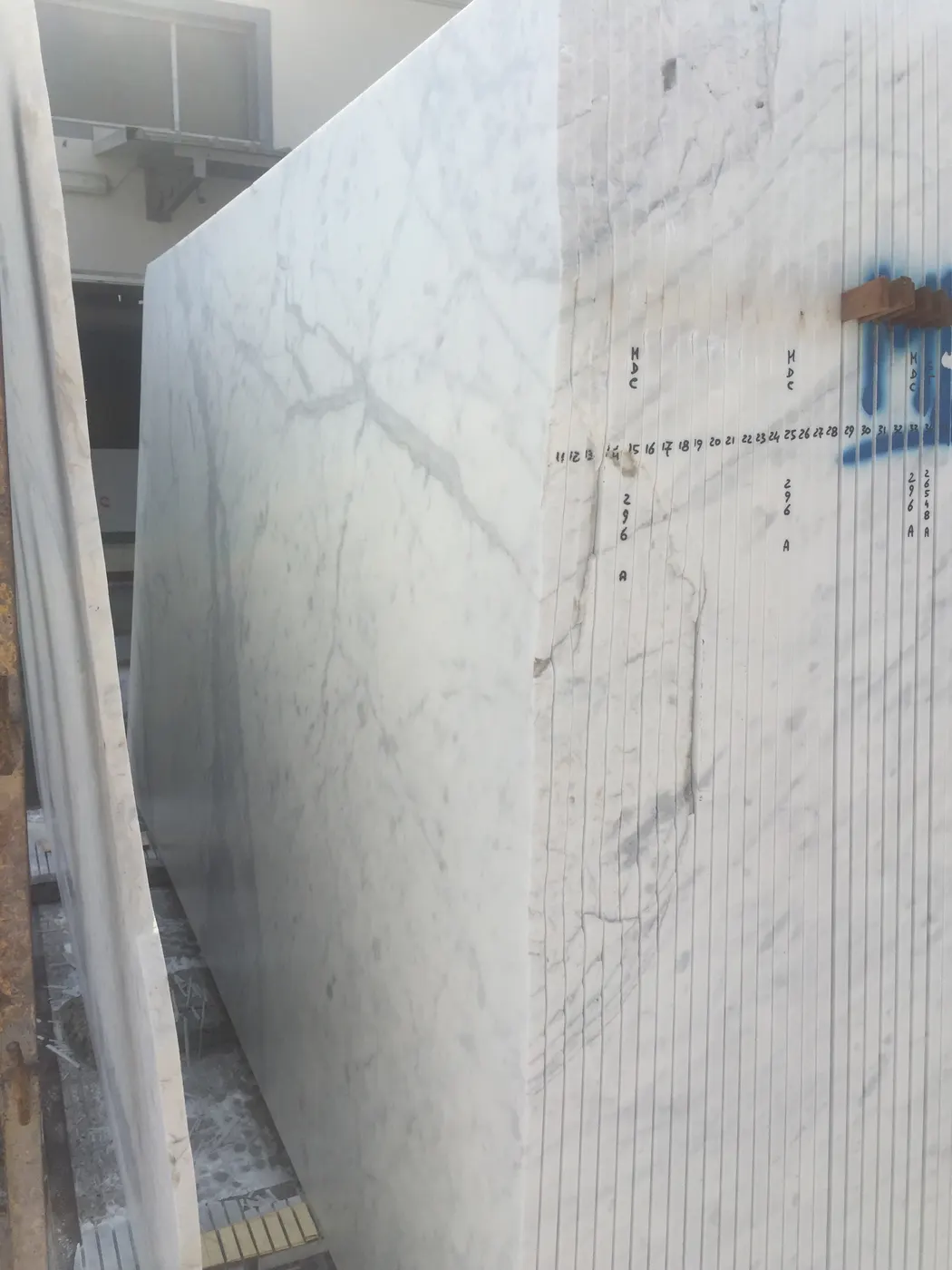 Calacatta Marmor, Plattenoberfläche – Marmi di Carrara – hellgrau, grau (67)