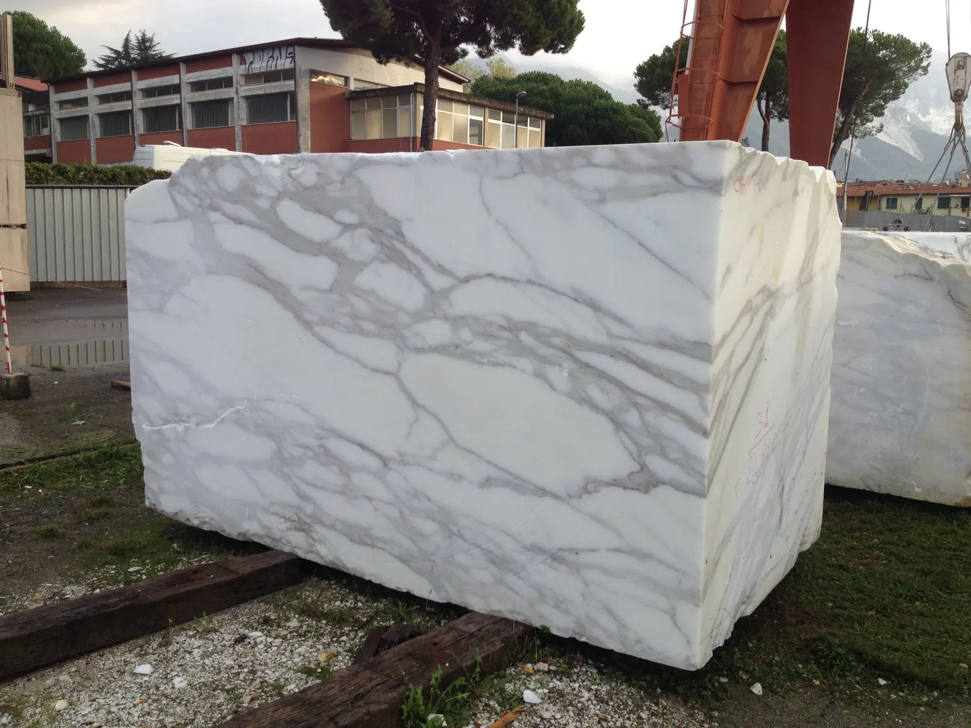 Calacatta marble quarry block – Marmi di Carrara – light grey, black (72)
