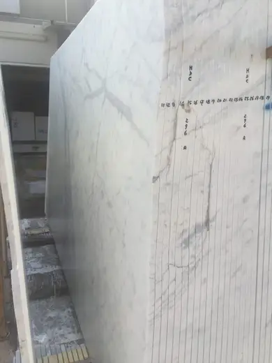 Calacatta marble surface detail – Marmi di Carrara – light grey, green (76)