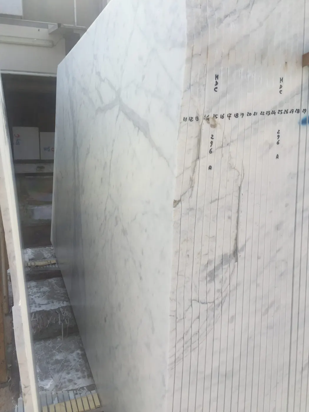 Calacatta marbre, détail de surface – Marmi di Carrara – gris clair, vert (76)