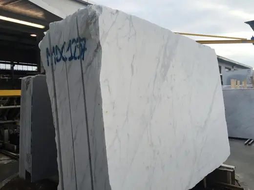 Calacatta Carrara marble slab surface – Marmi di Carrara – light grey, violet (2)