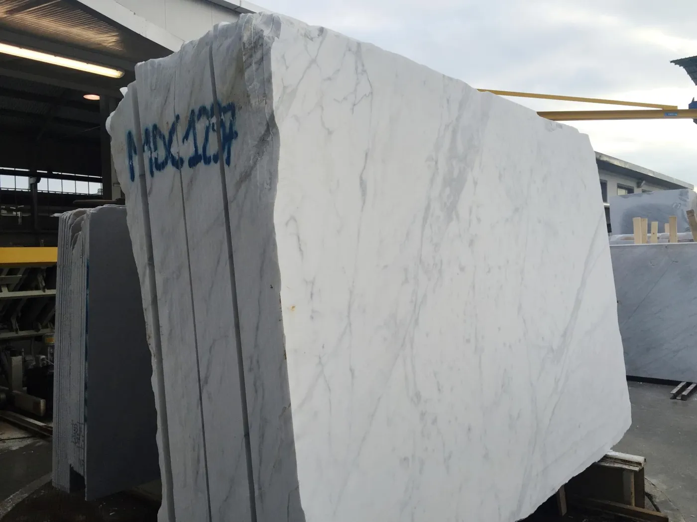 Calacatta Carrara mármol, superficie de losa – Marmi di Carrara – gris claro, violeta (9)