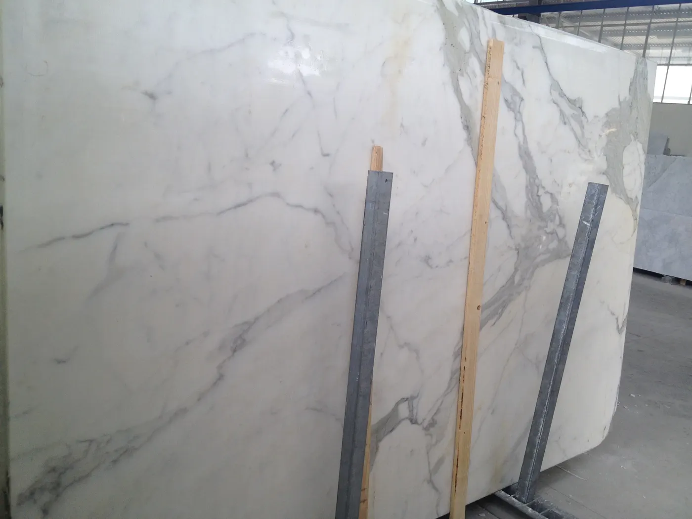 Calacatta Gold мрамор, поверхность плиты – Marmi di Carrara – светло-серый, серый (10)