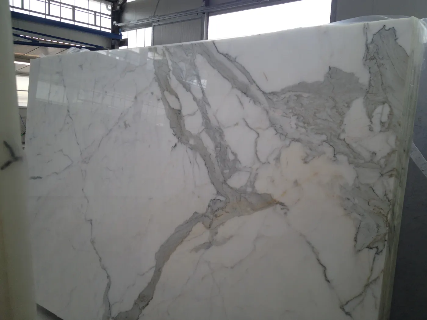 Calacatta Gold marble slab surface – Marmi di Carrara – grey, violet (13)