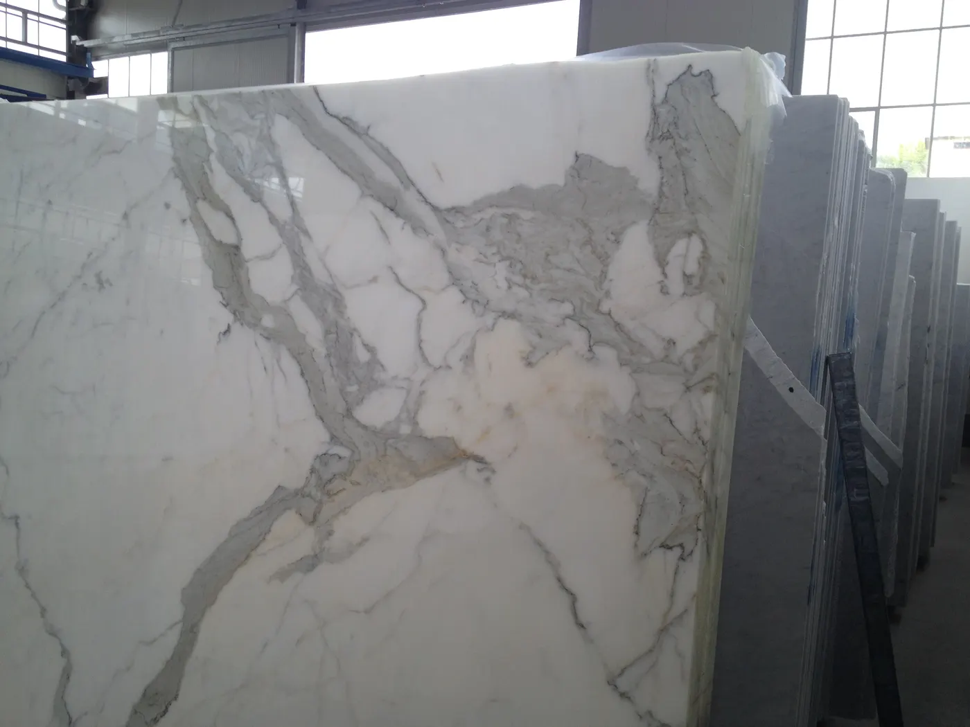 Calacatta Gold mármol, superficie de losa – Marmi di Carrara – gris, antracita (18)