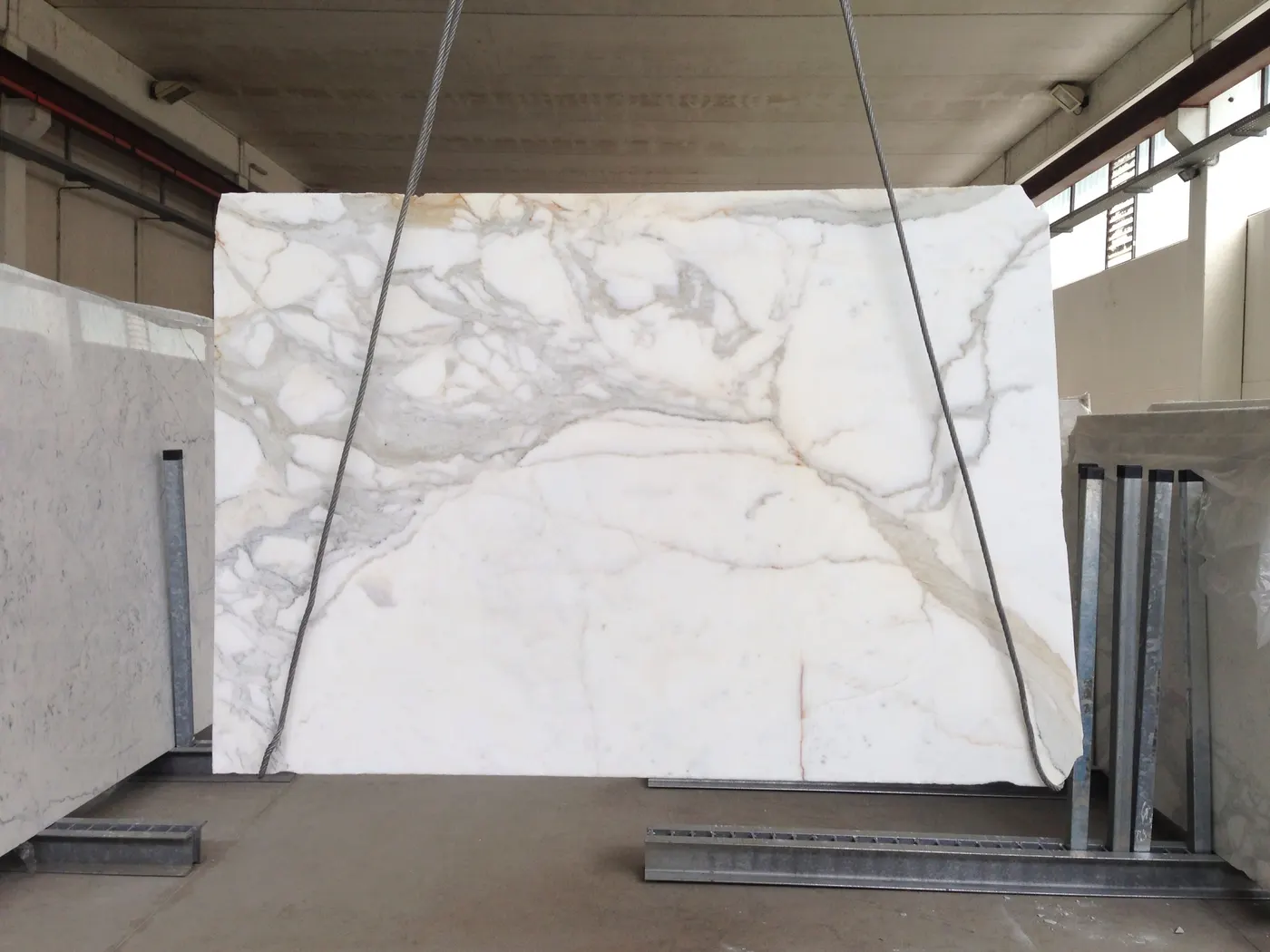 Calacatta Gold marble slab surface – Marmi di Carrara – grey, charcoal (20)