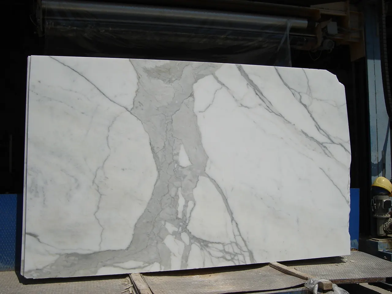 Calacatta Gold Marmor, Plattenoberfläche – Marmi di Carrara – hellgrau, schwarz (31)