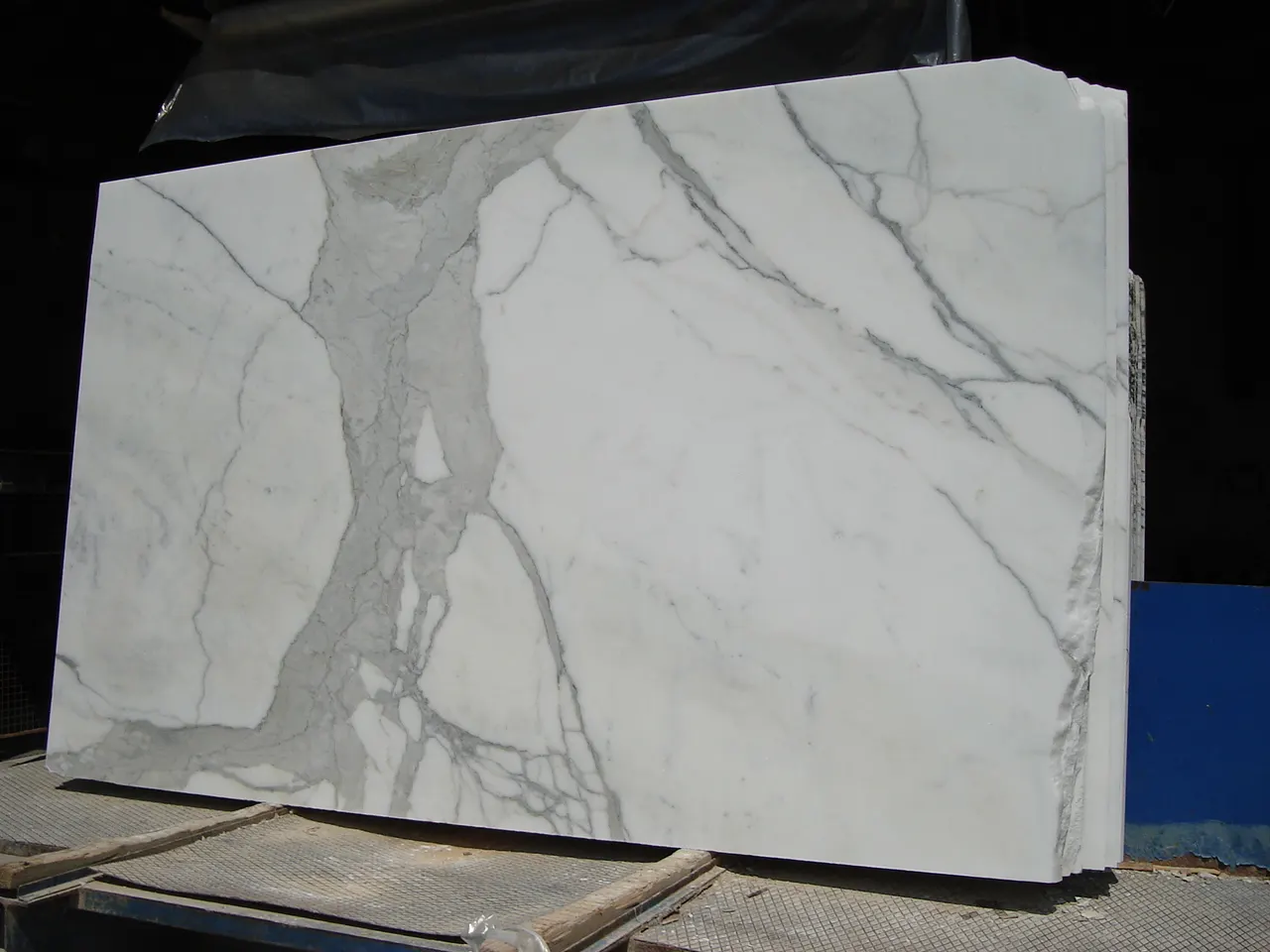 Calacatta Gold marble slab surface – Marmi di Carrara – light grey, black (32)