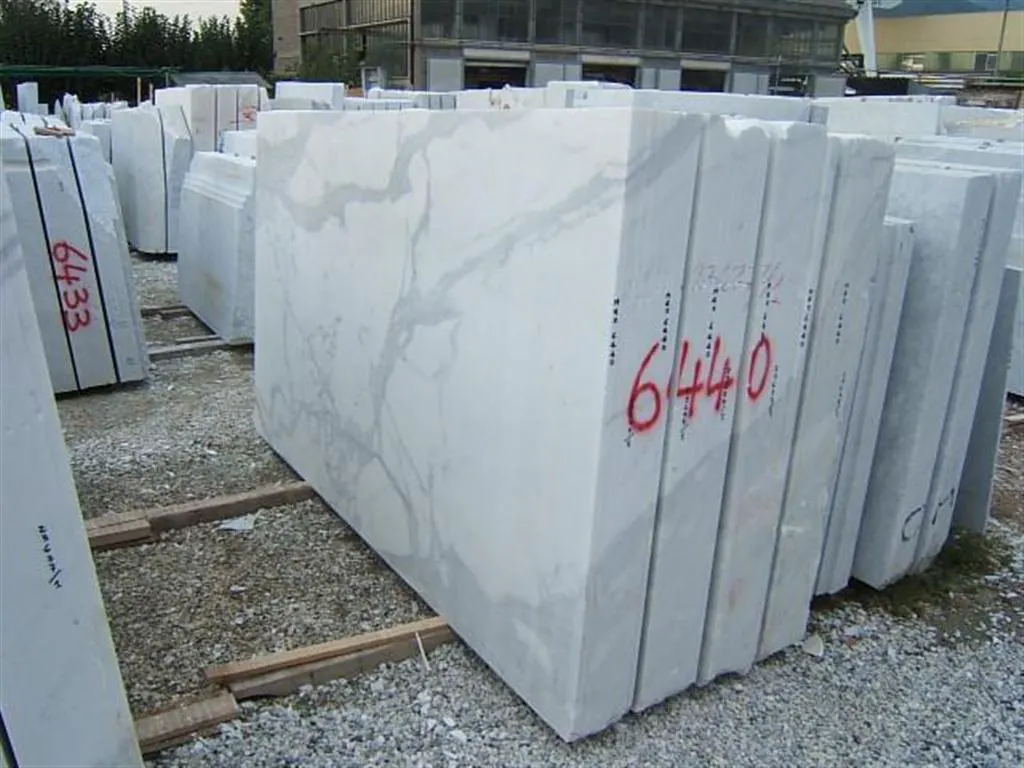 Calacatta Gold мрамор, поверхность плиты – Marmi di Carrara – серый, светло-серый (35)