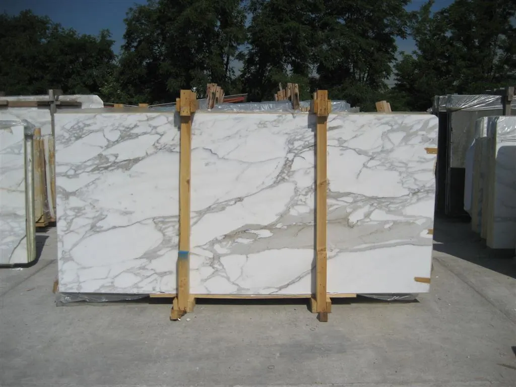 Calacatta Gold Marmor, Plattenoberfläche – Marmi di Carrara – hellgrau, schwarz (36)