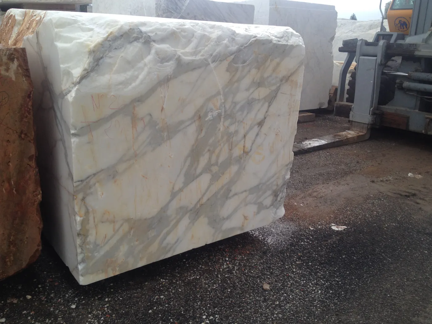 Calacatta Gold Marmor, Plattenoberfläche – Marmi di Carrara – grau, anthrazit (5)