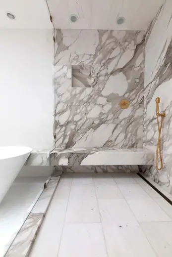 Calacatta Gold marble surface detail – Marmi di Carrara – ivory, light grey (67)