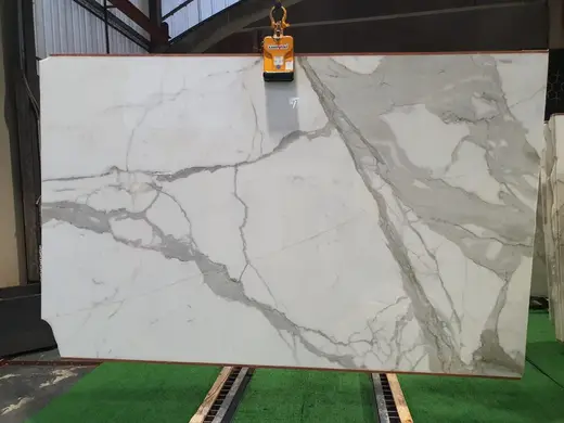 Calacatta Oro мрамор, поверхность плиты – Marmi di Carrara – светло-серый, чёрный (13)