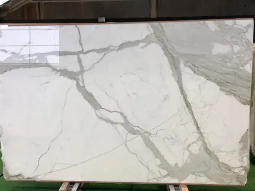 Calacatta Oro мрамор, поверхность плиты – Marmi di Carrara – слоновая кость, светло-серый (16)