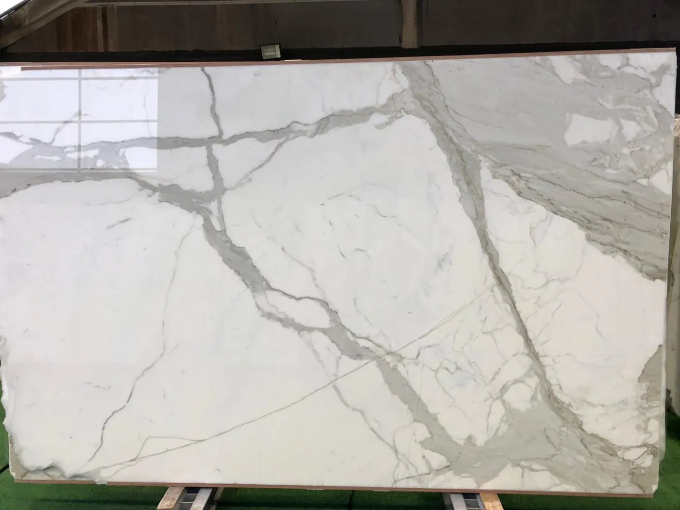 Calacatta Oro mármol, superficie de losa – Marmi di Carrara – marfil, gris claro (16)