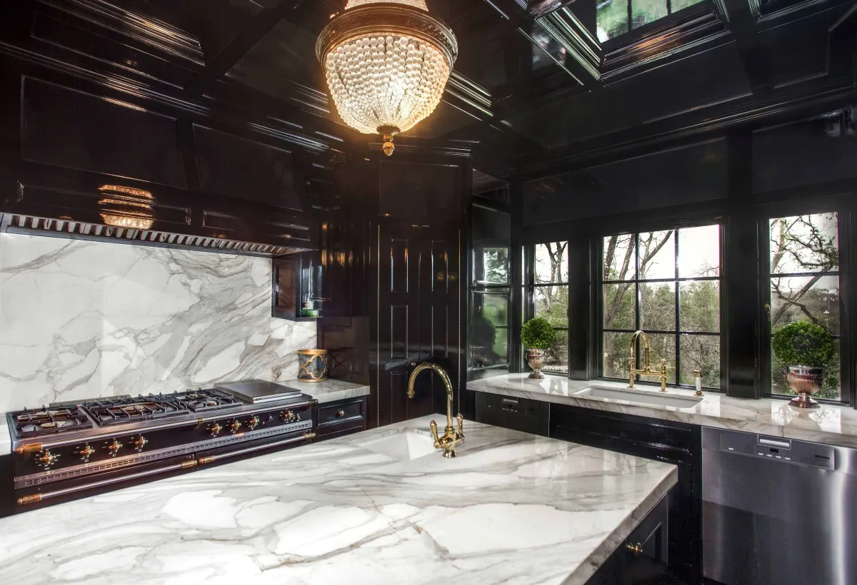Calacatta Oro мрамор, поверхность плиты – Marmi di Carrara – чёрный, слоновая кость (27)