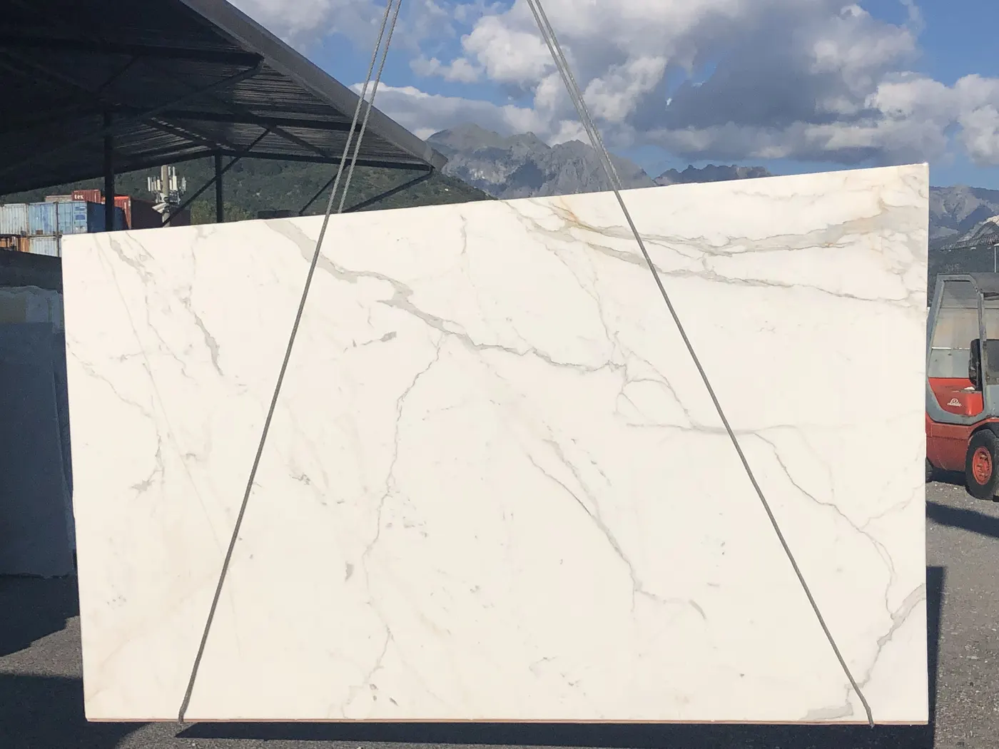 Calacatta Oro mármol, superficie de losa – Marmi di Carrara – blanco, antracita (3)