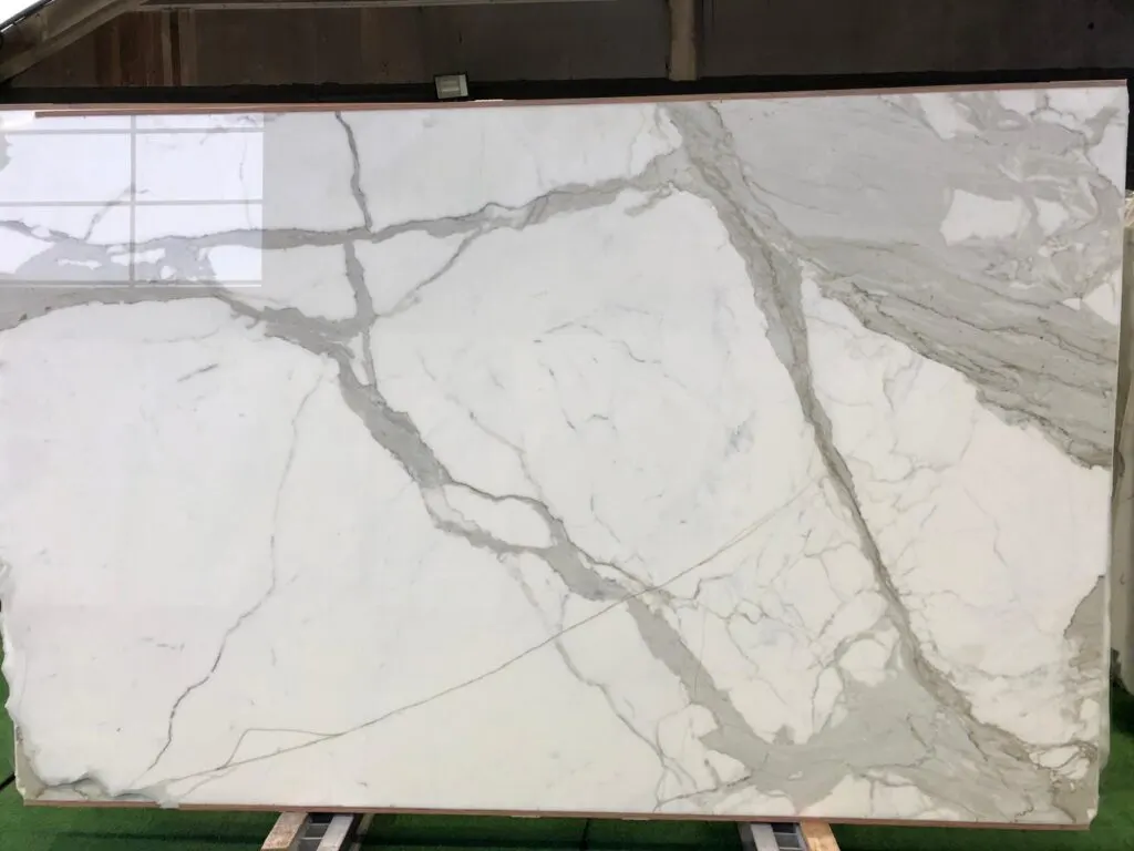 Calacatta Oro marble slab surface – Marmi di Carrara – ivory, light grey (35)