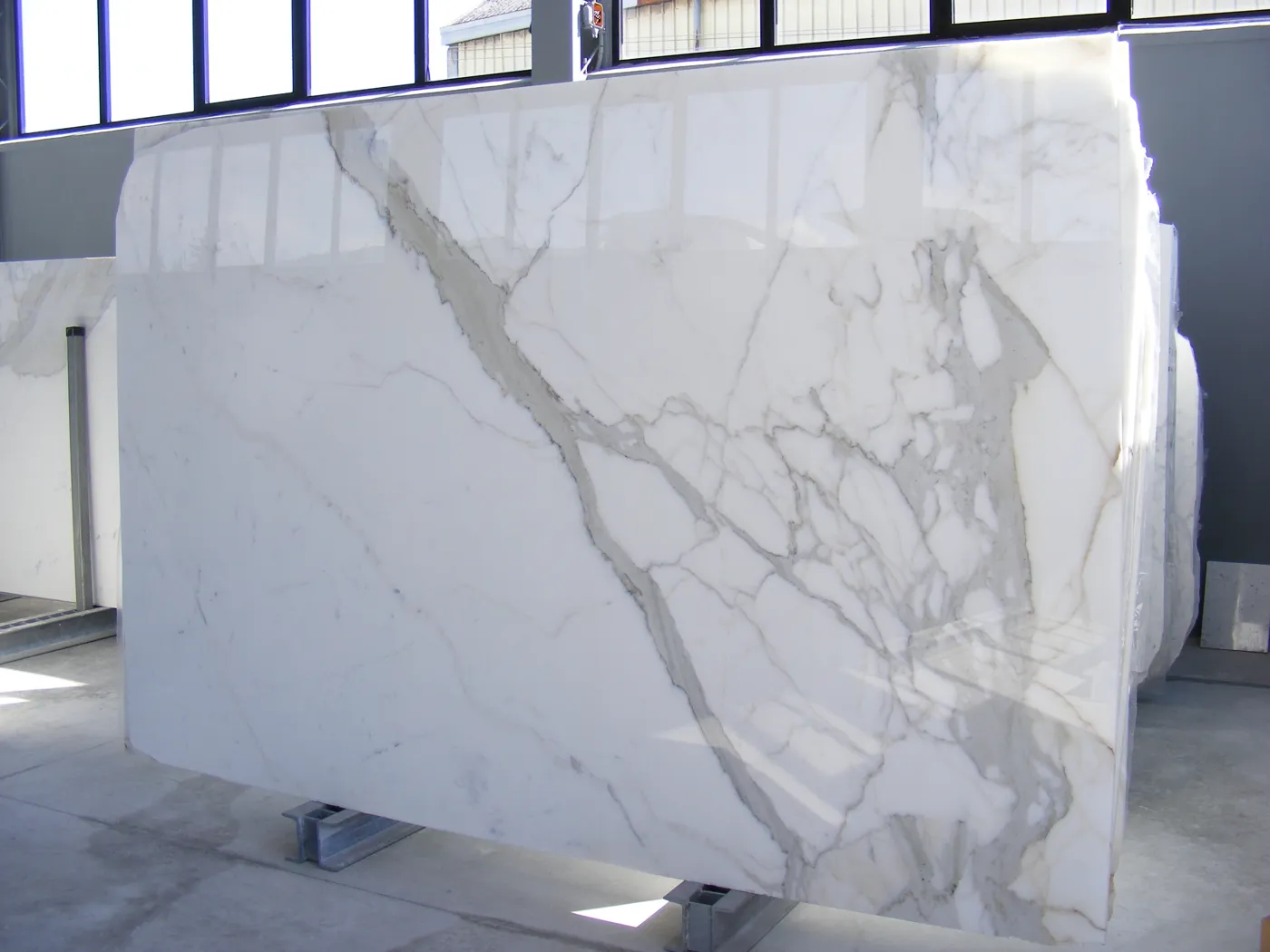 Calacatta Oro мрамор, поверхность плиты – Marmi di Carrara – светло-серый, фиолетовый (39)