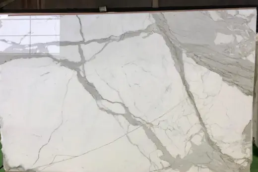 Calacatta Oro мрамор, поверхность плиты – Marmi di Carrara – слоновая кость, светло-серый (40)