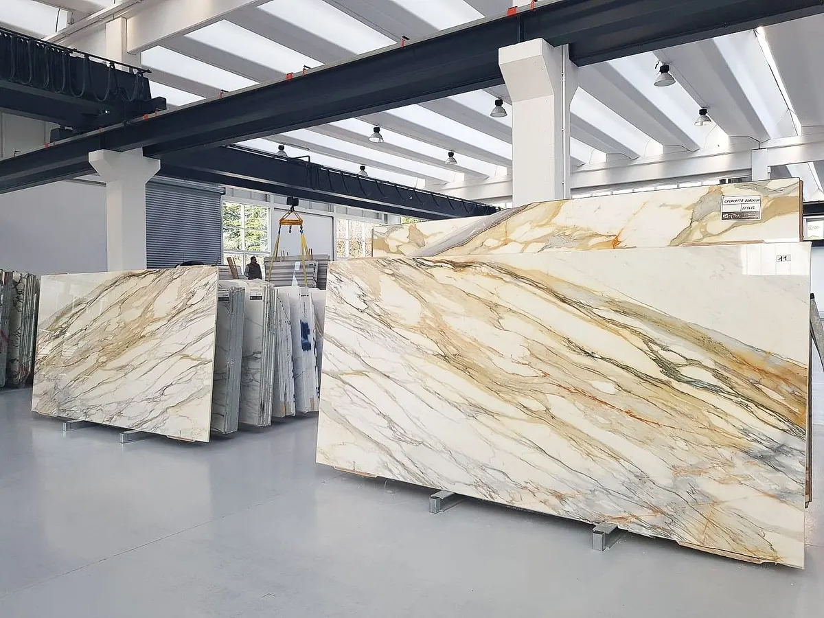 Calacatta Oro Marmor, Plattenoberfläche – Marmi di Carrara – hellgrau, anthrazit (8)