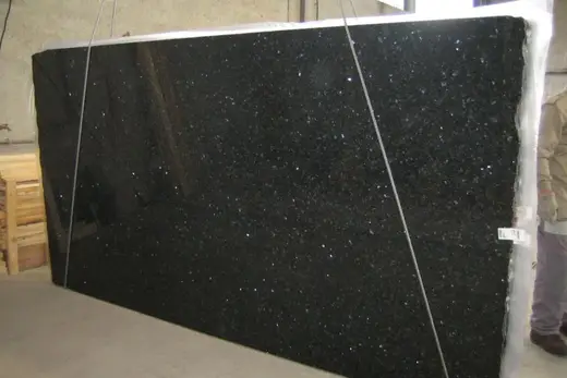 Emerald Pearl granit, surface de dalle – Marmi di Carrara – noir, beige (2)