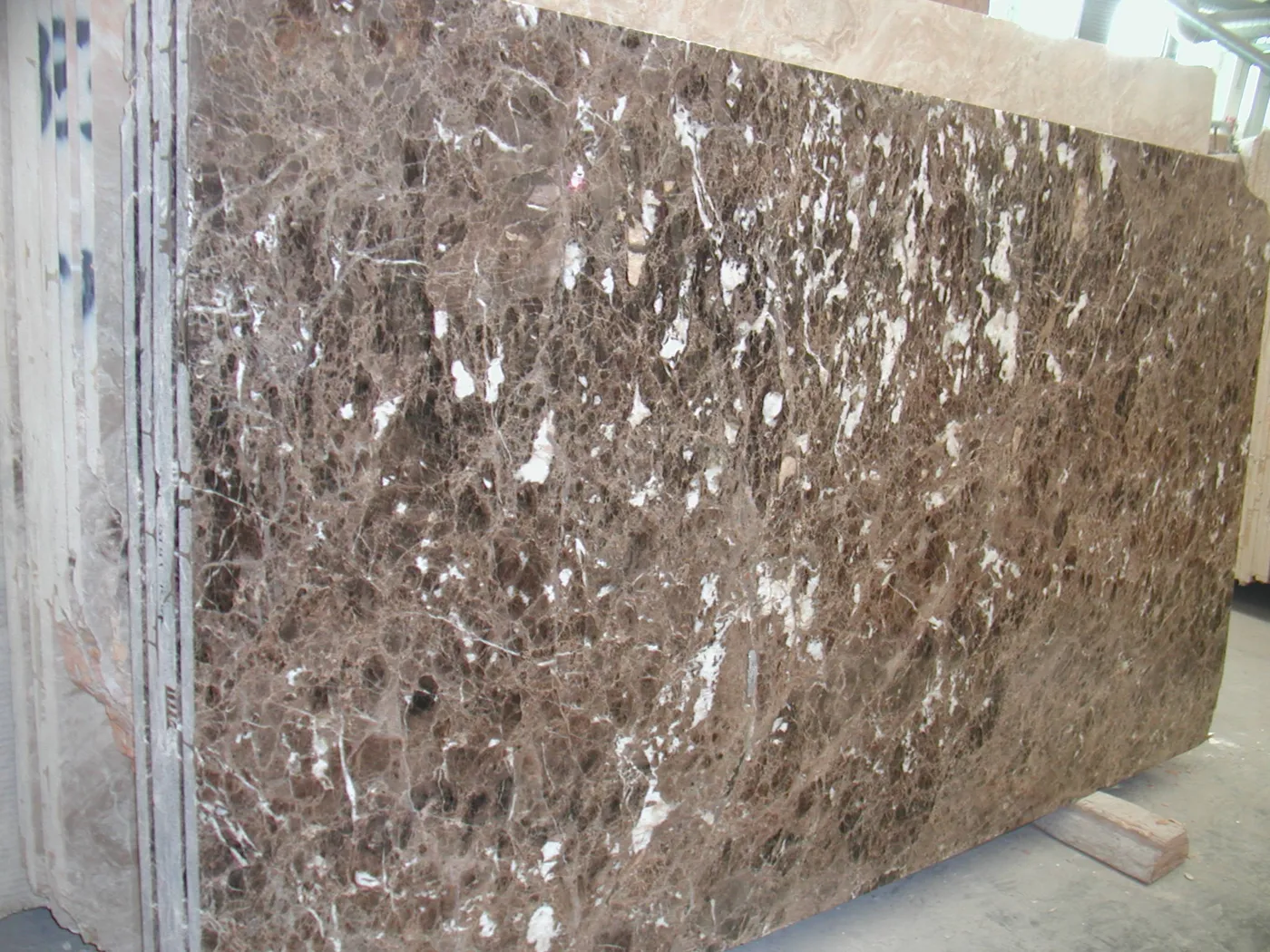 Emperador Dark marmo, superficie di lastra – Marmi di Carrara – grigio, grigio chiaro (14)