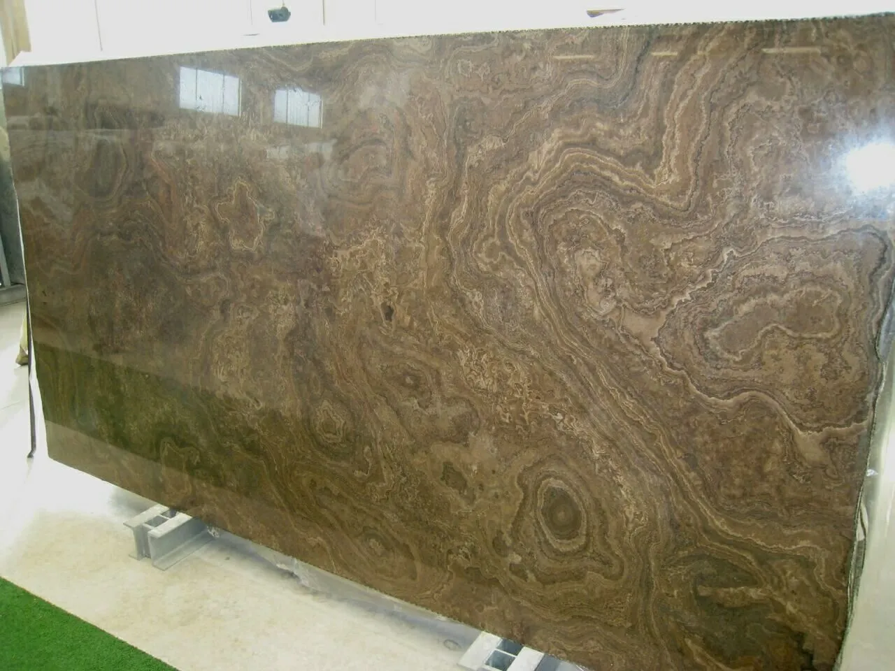 Eramosa calcaire, échantillon poli – Marmi di Carrara – brun, gris (1)