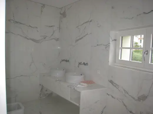 Baño en piedra natural – Marmi di Carrara