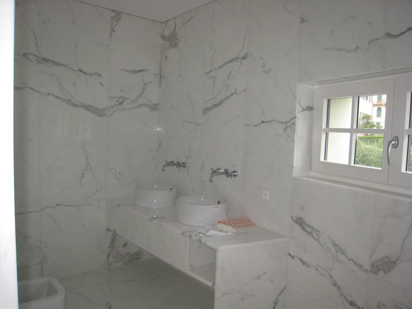 Bathroom in natural stone – Marmi di Carrara