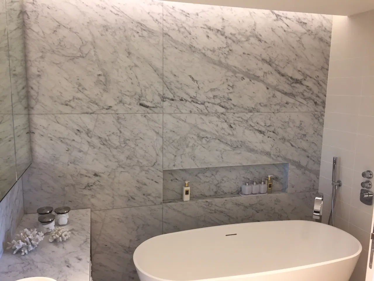 Bathroom in natural stone – Marmi di Carrara