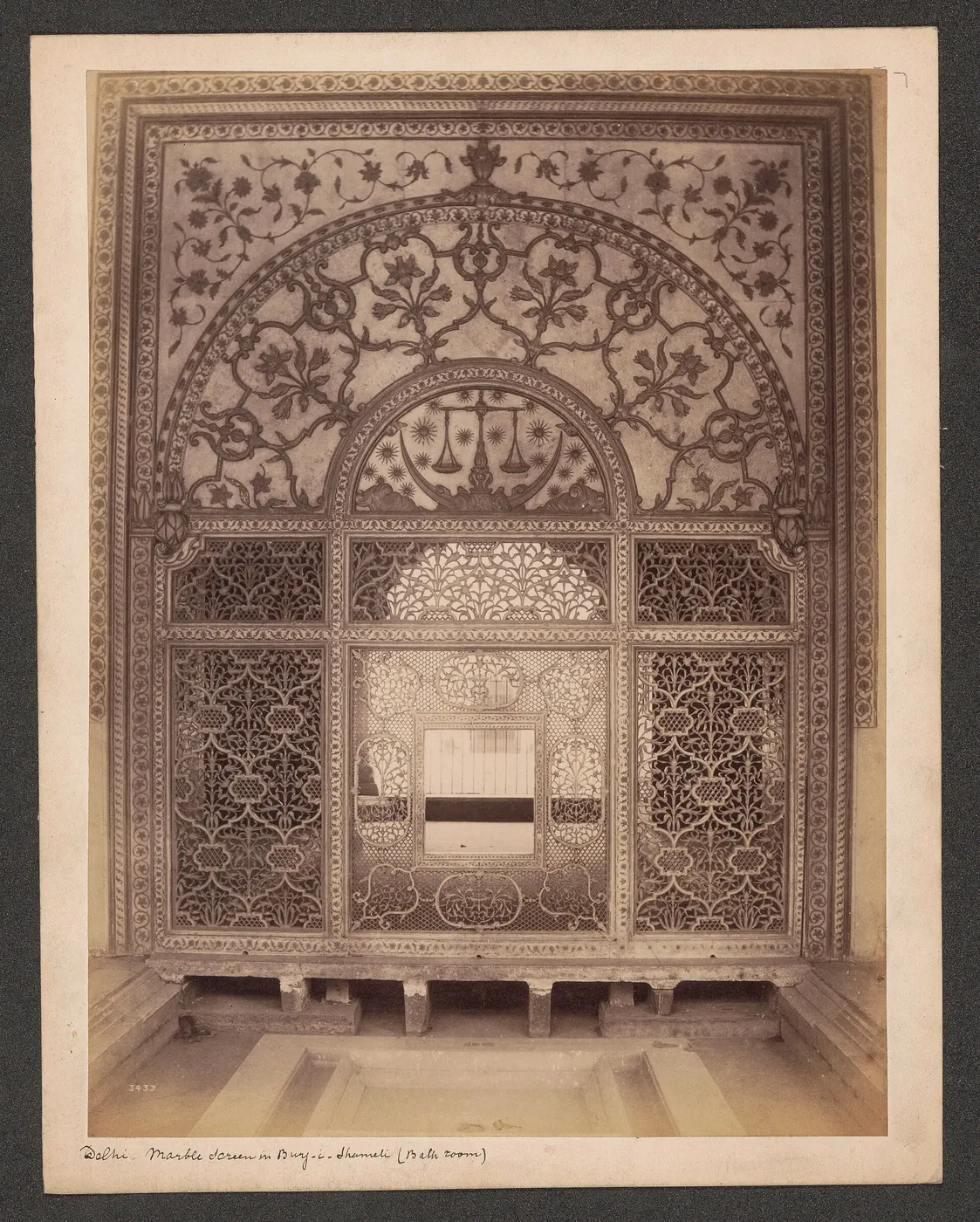 Bathroom: Gedecoreerd marmeren scherm in een paleis in Delhi Delhi-Marble Screen in Burj-i-Shanuli (