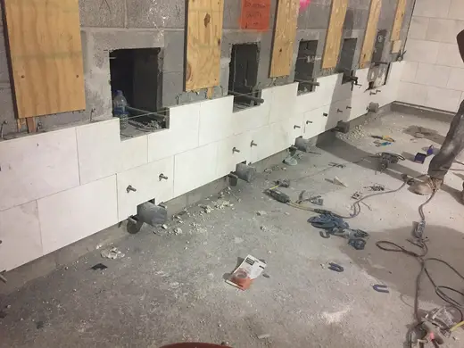Bagno: Installation of marble finishes in the women's bathroom located in the future LIRR passeng