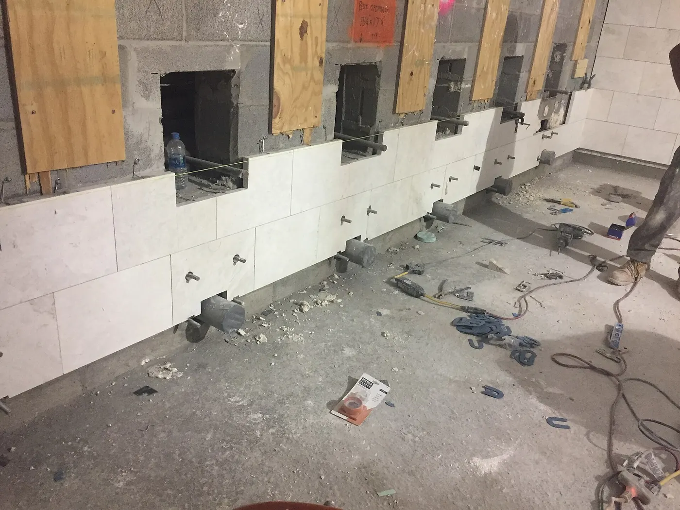 Bagno: Installation of marble finishes in the women's bathroom located in the future LIRR passeng