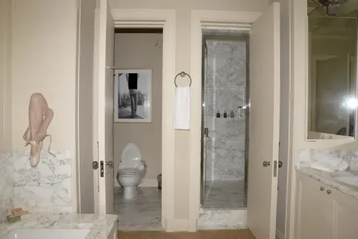 Bagno: EFTA00000273 - Bathroom with marble walls a glass shower enclosure and a sculpture of a ba