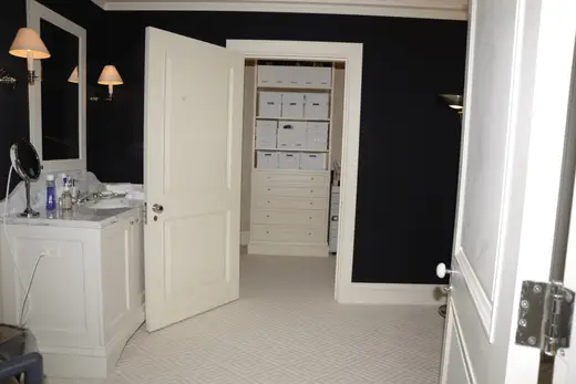 Bagno: EFTA00000331 - White bathroom with a marble sink black walls and a patterned carpet leads 