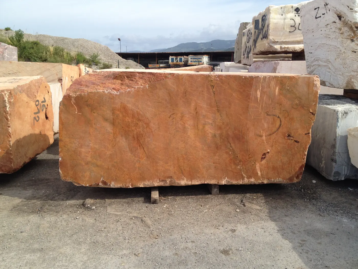 Quarry block in natural stone – Marmi di Carrara