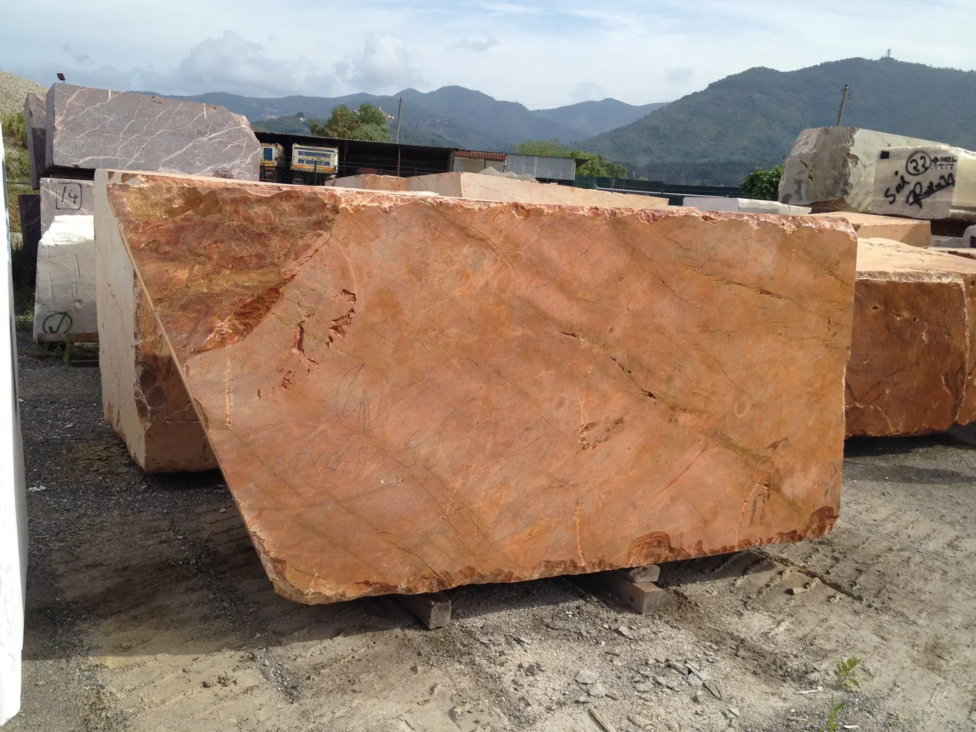 Quarry block in natural stone – Marmi di Carrara