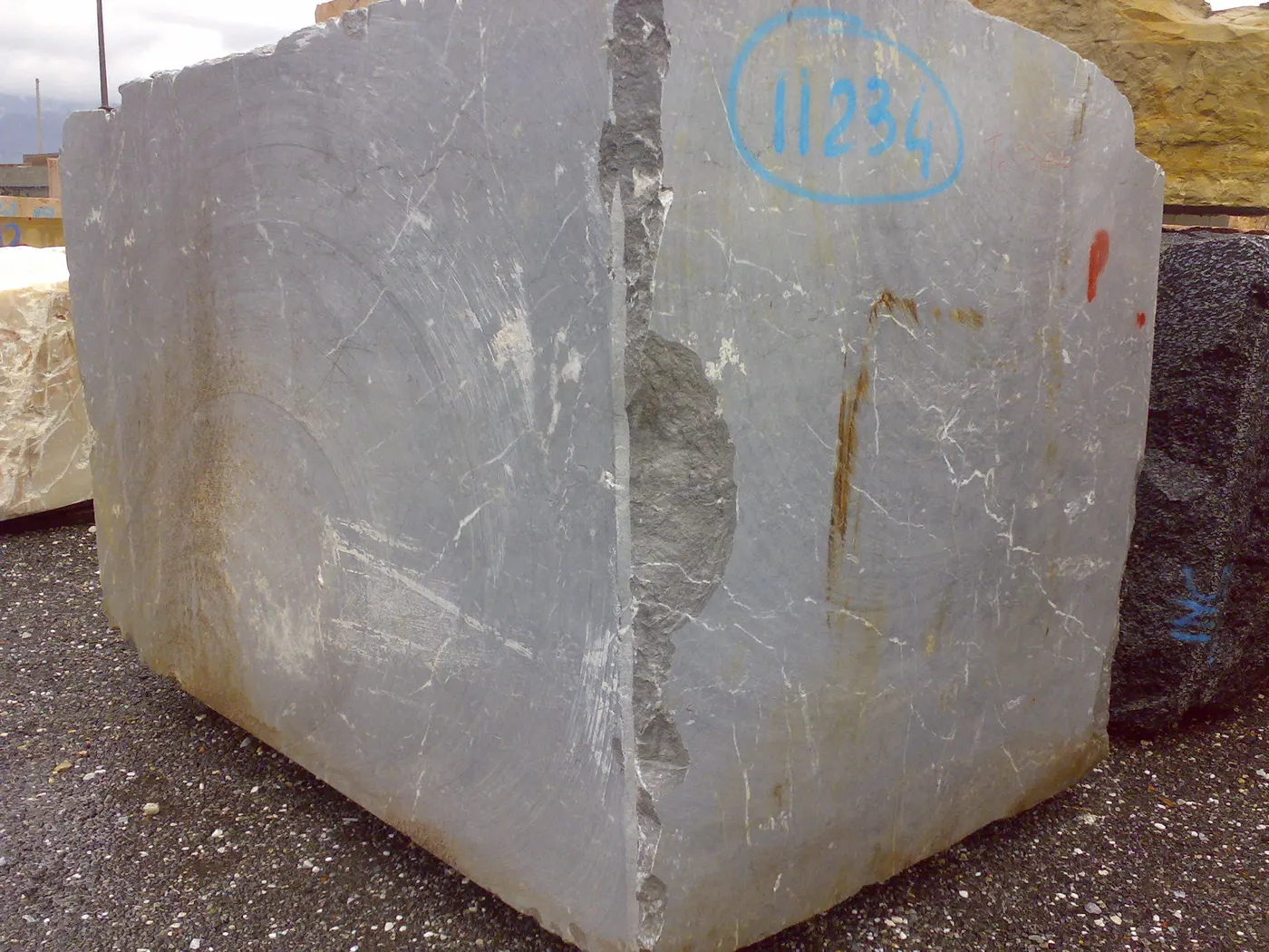 Quarry block in natural stone – Marmi di Carrara