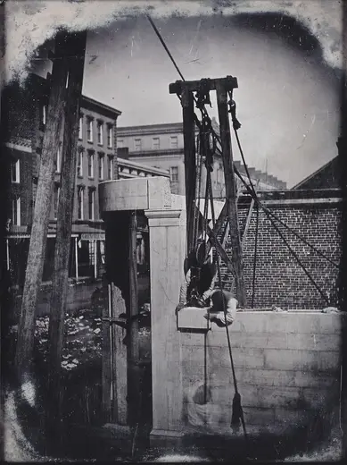 Blocco di cava: Construction of Marble Building, Northeast Corner of Fourth and Olive Streets, Workmen wit